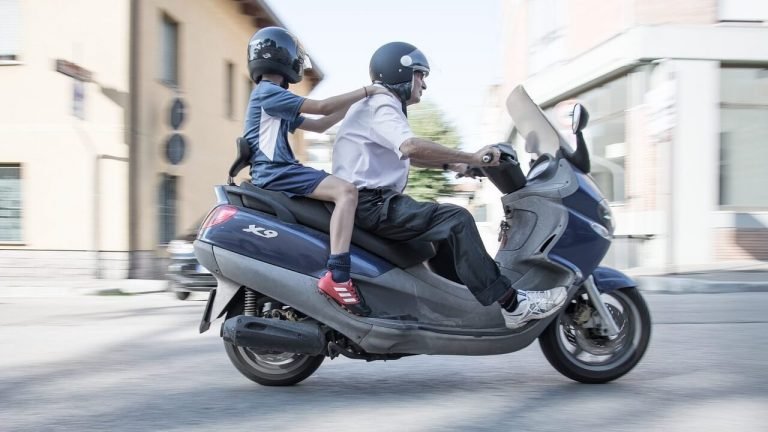 Lee más sobre el artículo ¿Cómo viajar de forma segura con un menor en una moto?