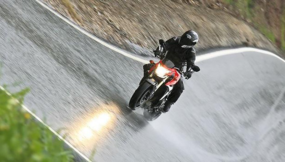 Lee más sobre el artículo Cómo conducir la moto con lluvia