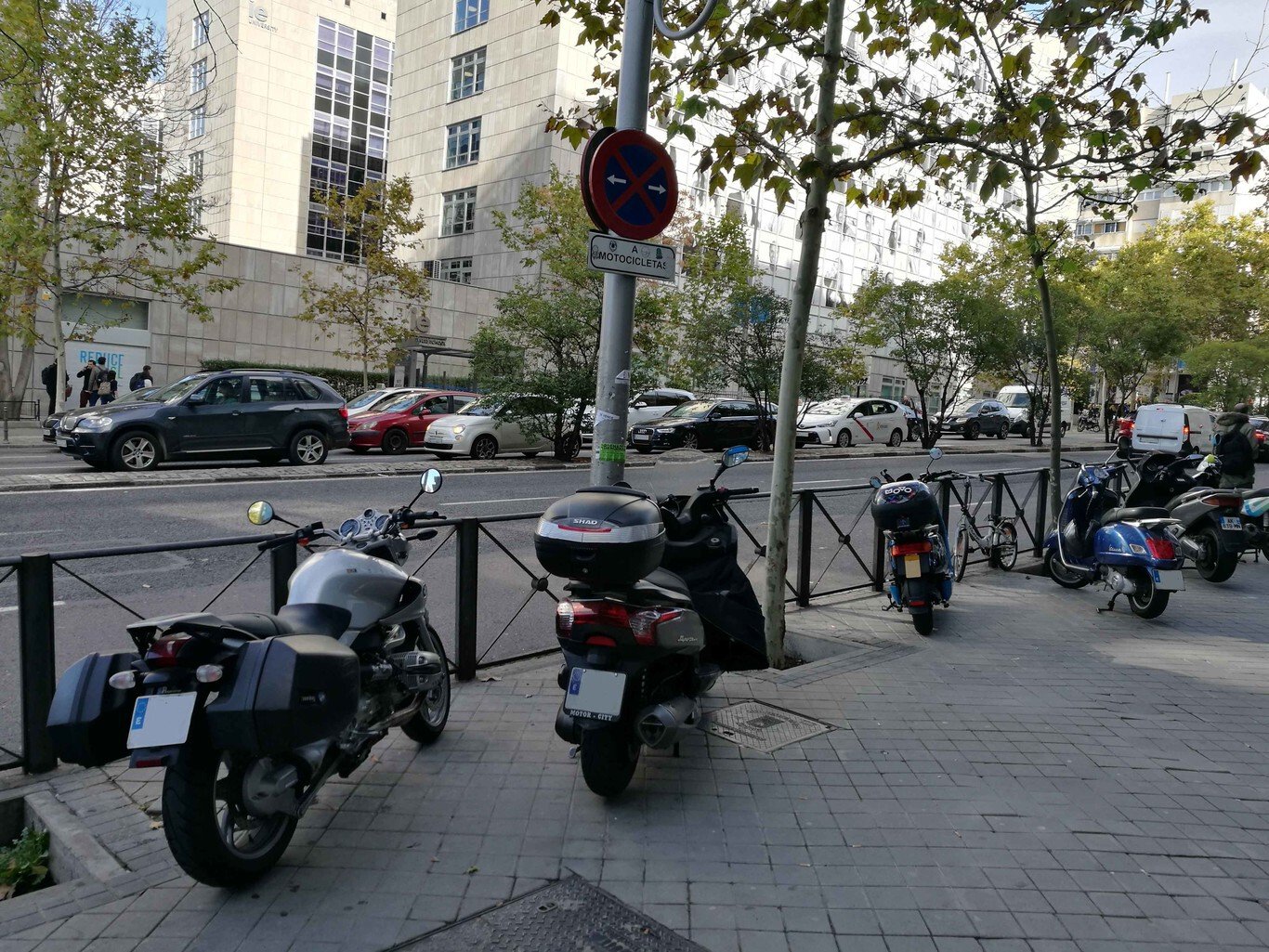 Lee más sobre el artículo Pagar por aparcar en la acera en Barcelona