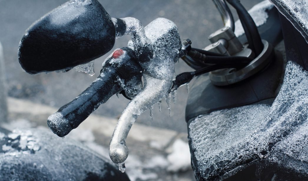 Lee más sobre el artículo Puños y guantes calefactables, una buena solución para no sufrir con el frío en la moto