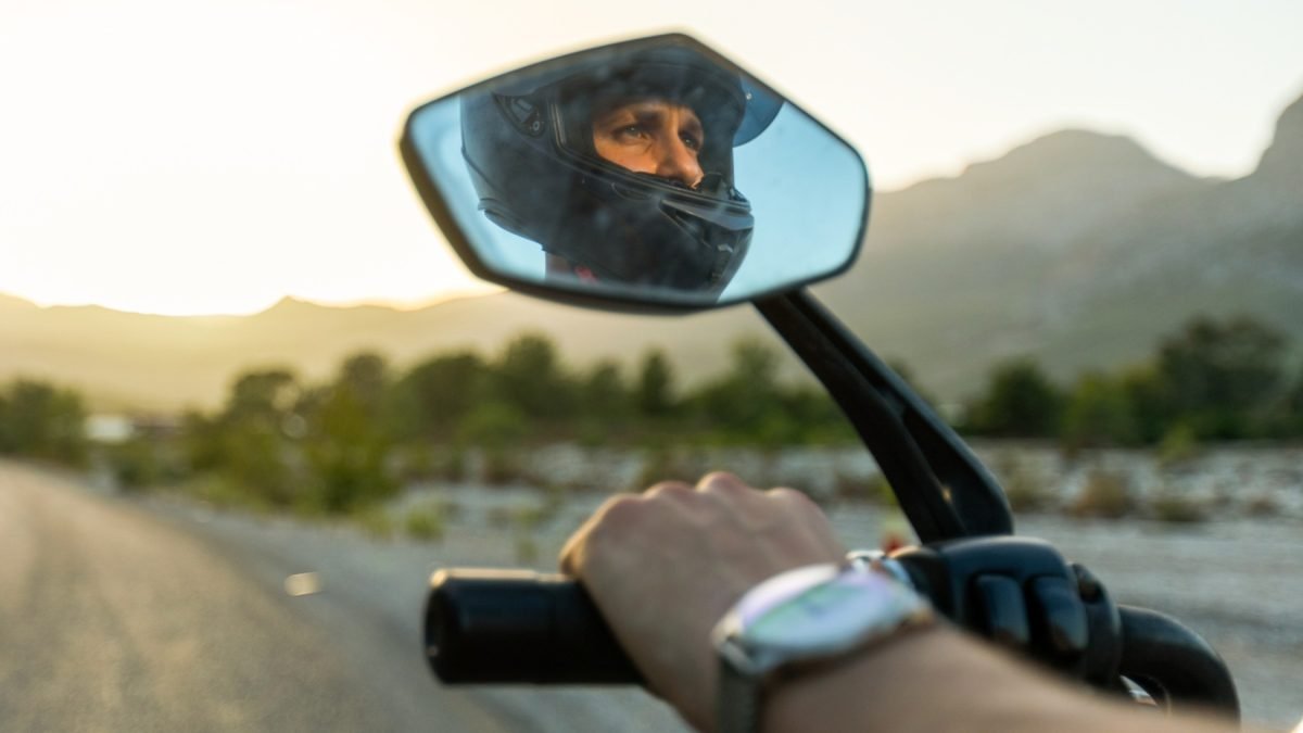 Lee más sobre el artículo ¿te pueden multar por llevar solo un retrovisor?